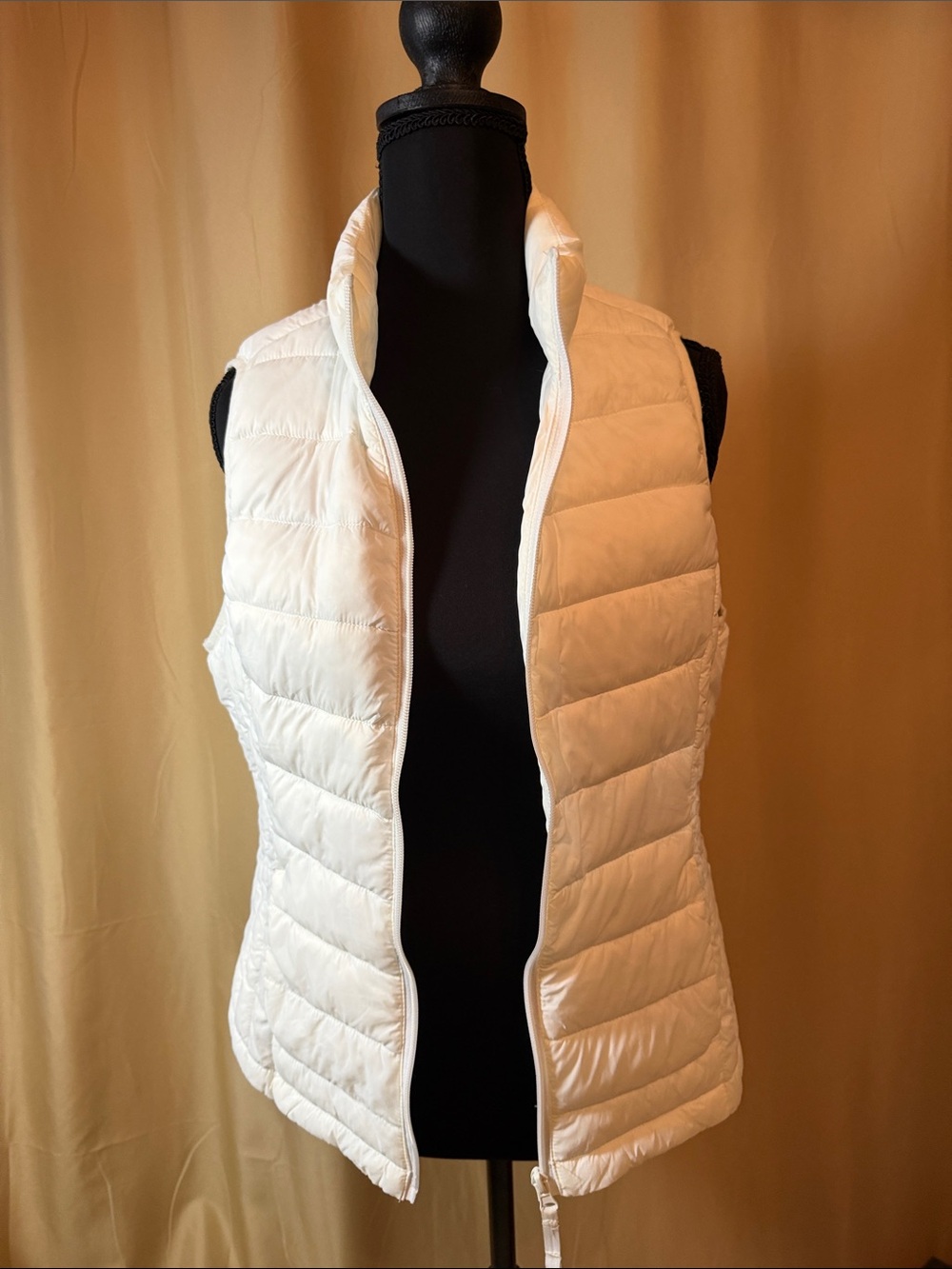 Love Tree White Quilted Puffer Vest - Women's Sleeveless Jacket